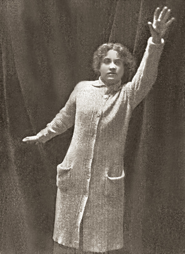 Dorothy Gibson penned the narrative and wore the same clothes she wore the night of the sinking, though the story bore little relation to the events of the sinking. 
