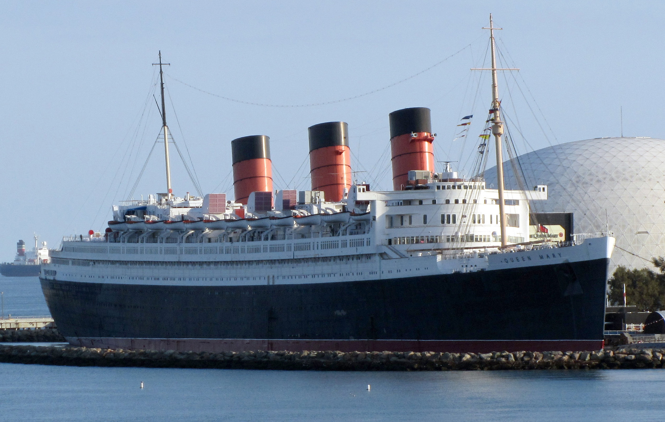 RMS_Queen_Mary_Long_Beach_January_2011_view